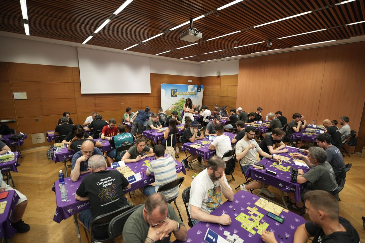 Partida de juegos de mesa con público en Toledum