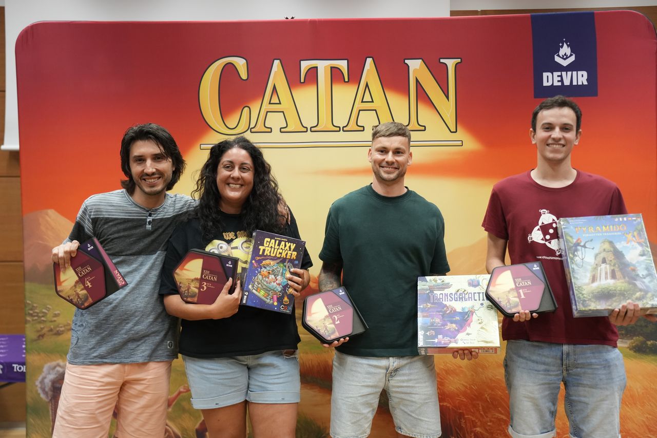 Participantes jugando en mesas del festival