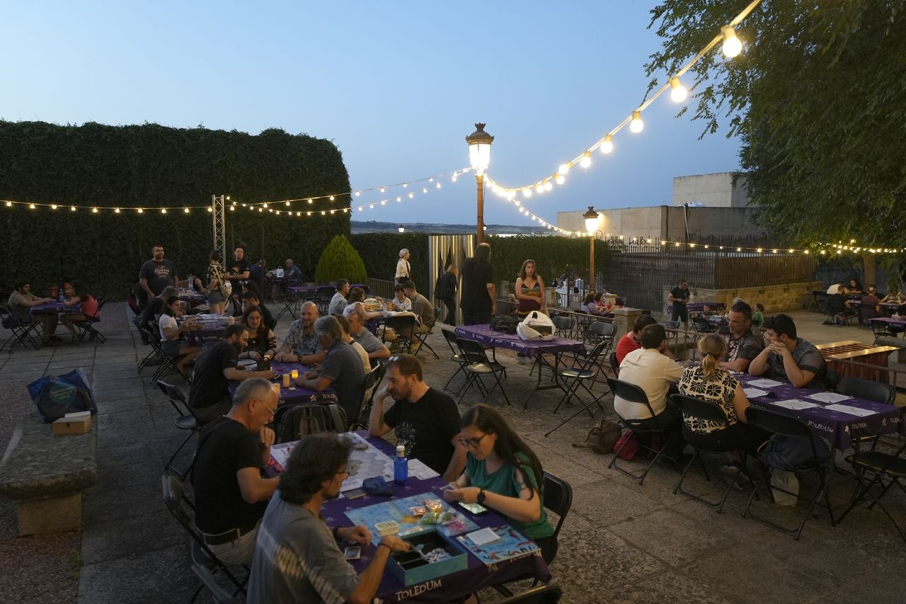 Ambiente de partidas nocturnas en Toledum