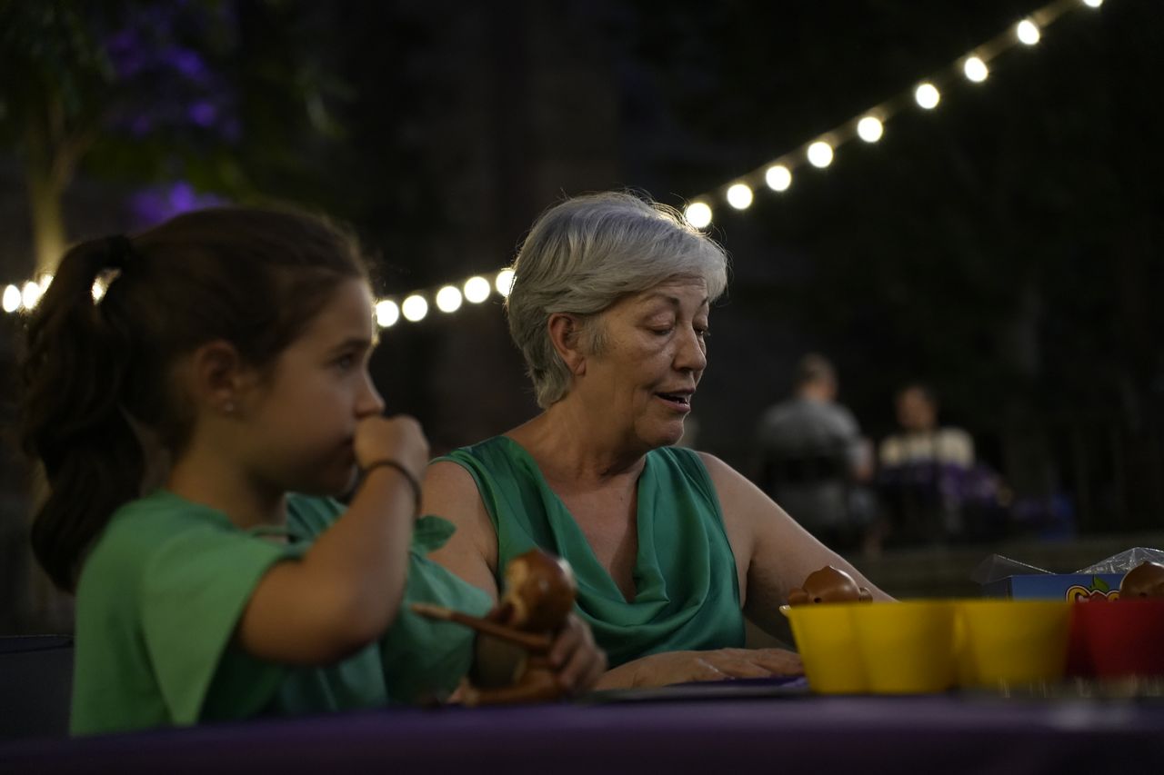 Asistentes compartiendo mesa durante Noches Toledanas