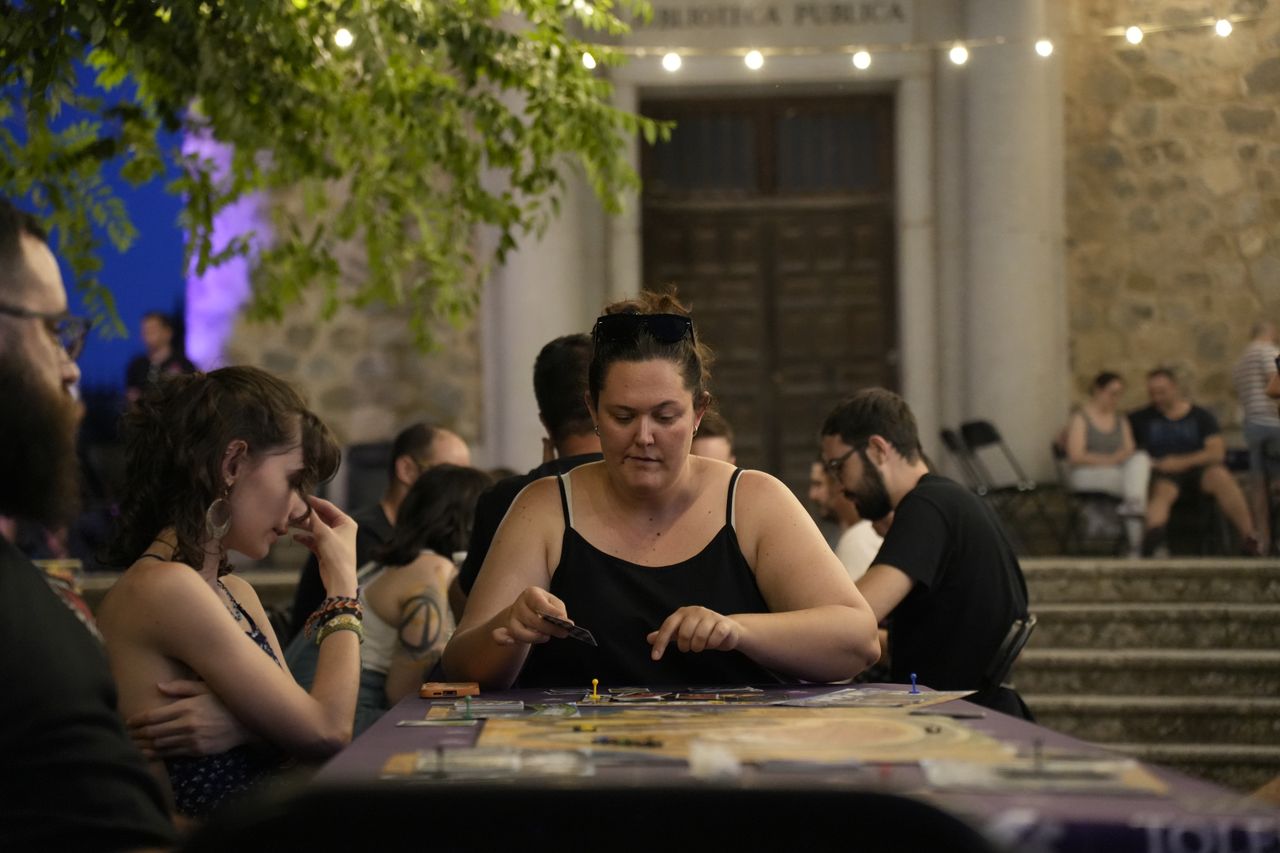 Partida organizada en el ambiente nocturno del festival